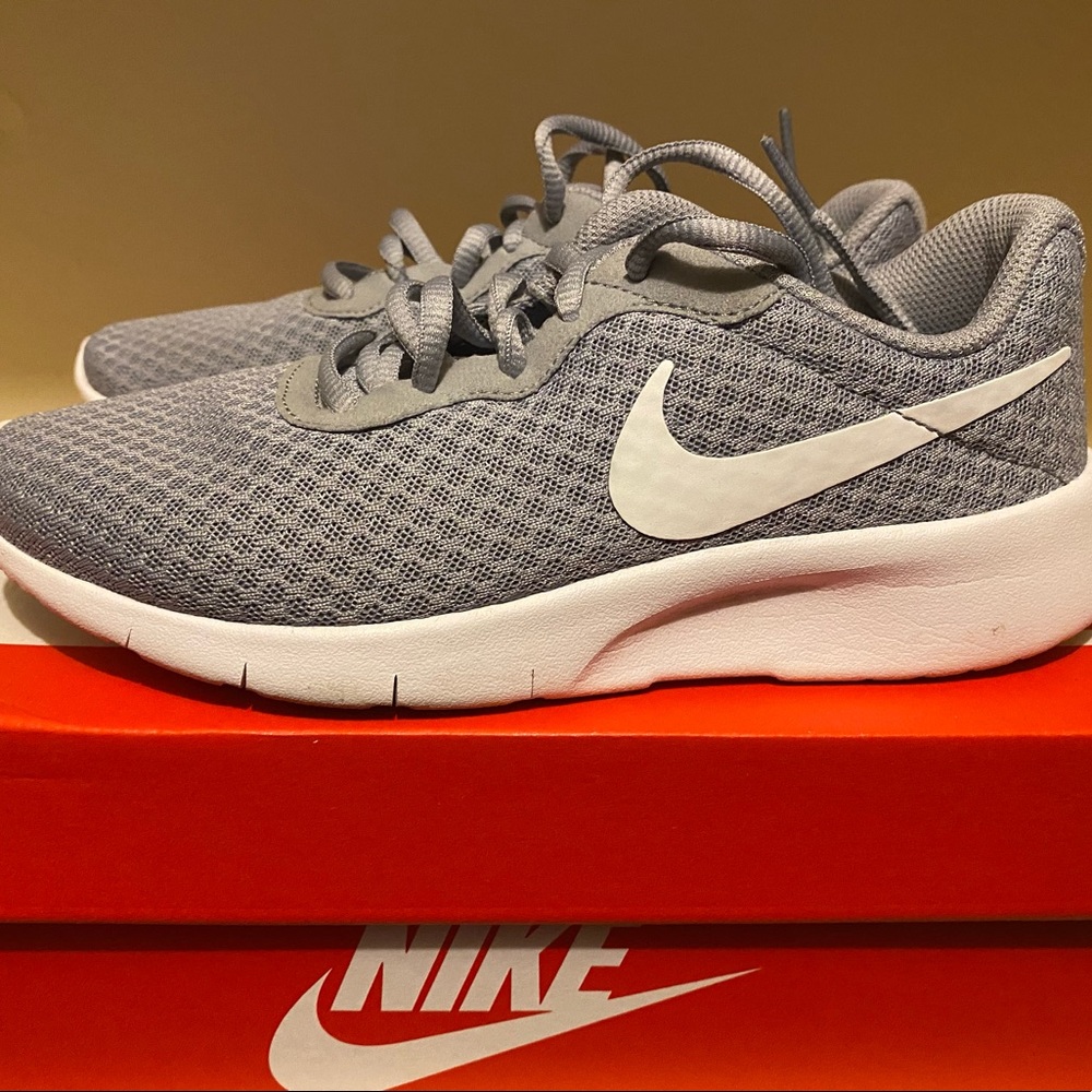 Nike tanjuns sz 4 youth